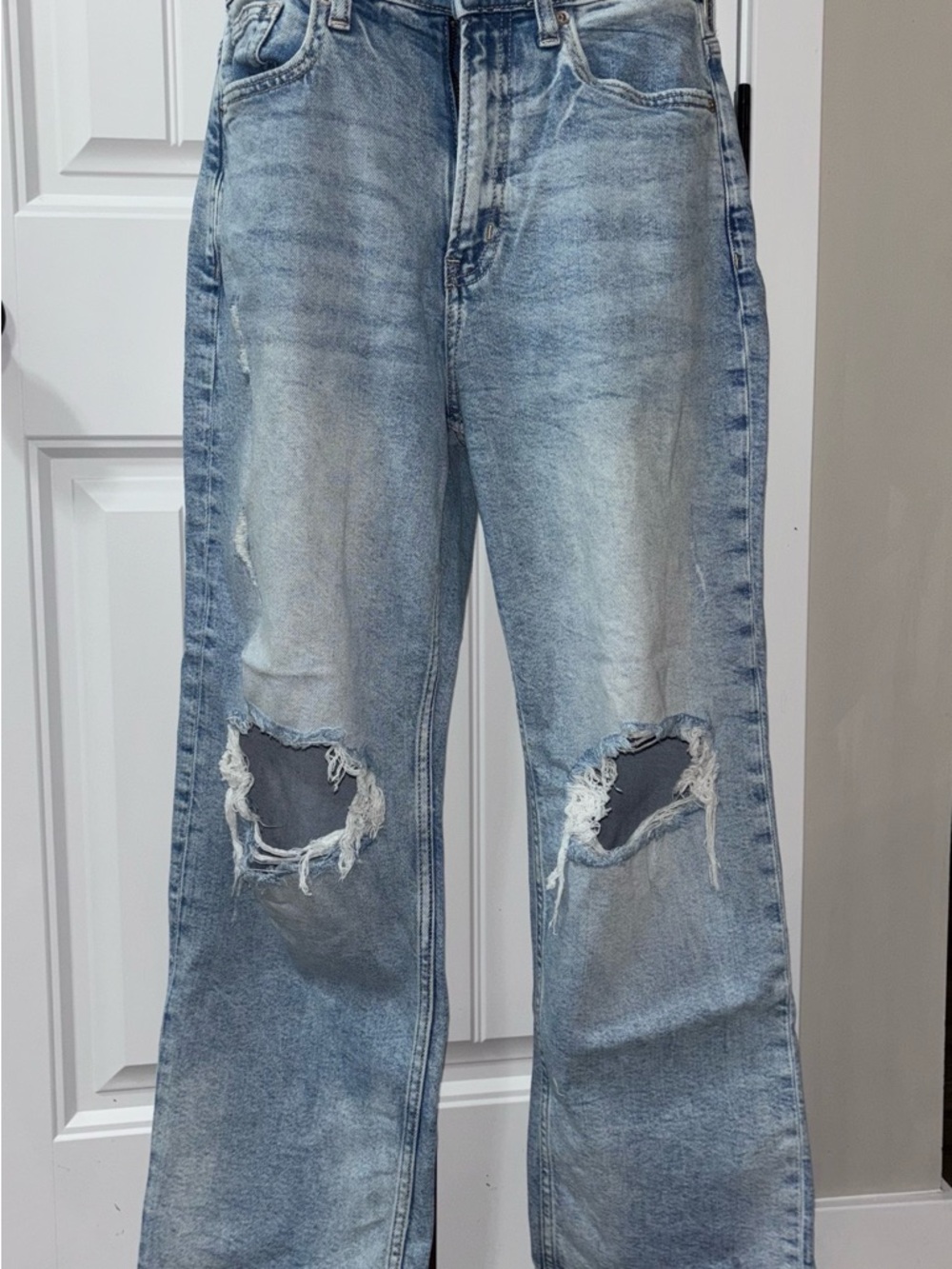NWOT Arizona Jean Company Light Blue Distressed Knee-Rip Jeans